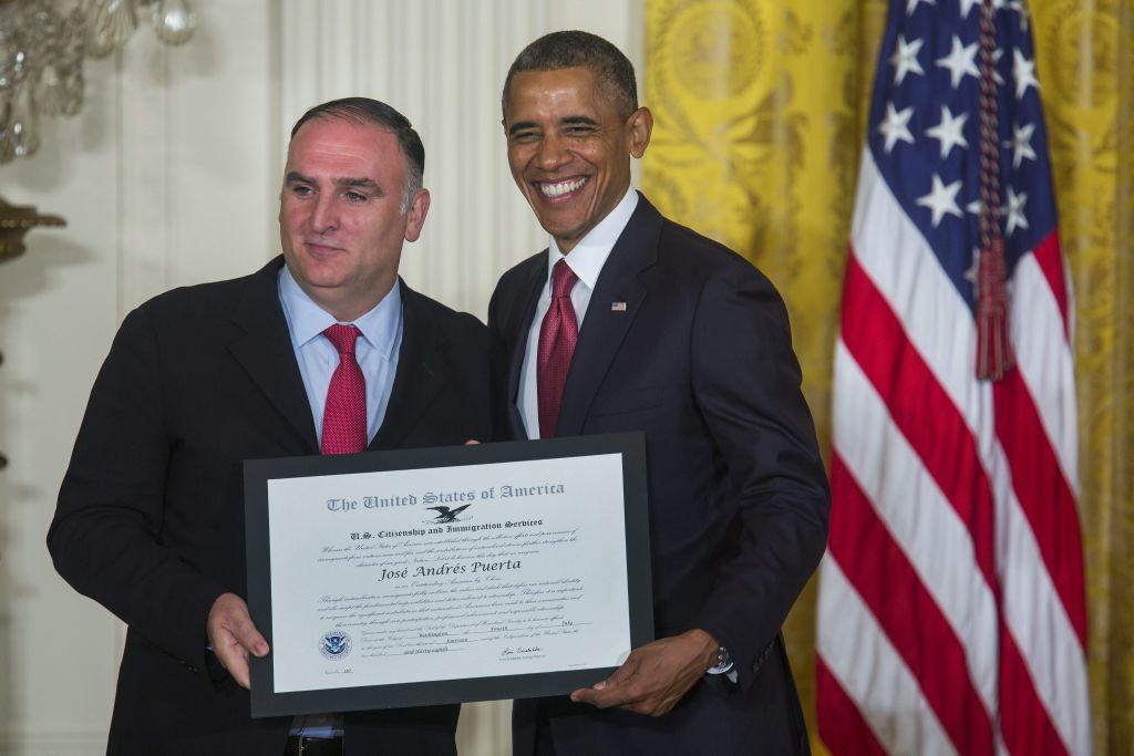 El presidente de EU, Barack Obama, posa junto al cocinero español José Andrés después de presidir una ceremonia de nacionalización de militares en act