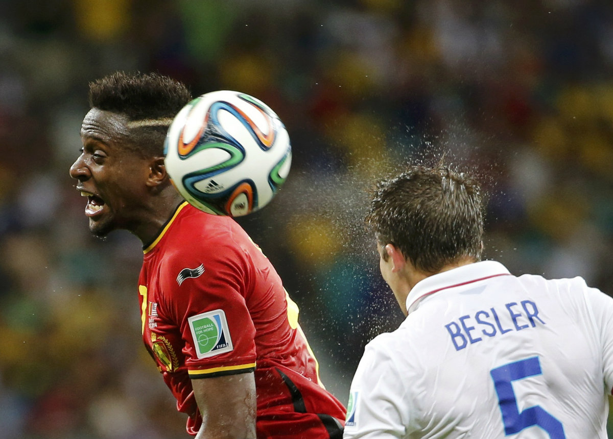  Divock Origi frente a Matt Besler de Estados Unidos 