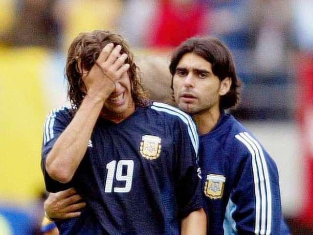 Gabriel Batistuta sufre la eliminación junto a la Selección argentina en Corea-japón 2002
