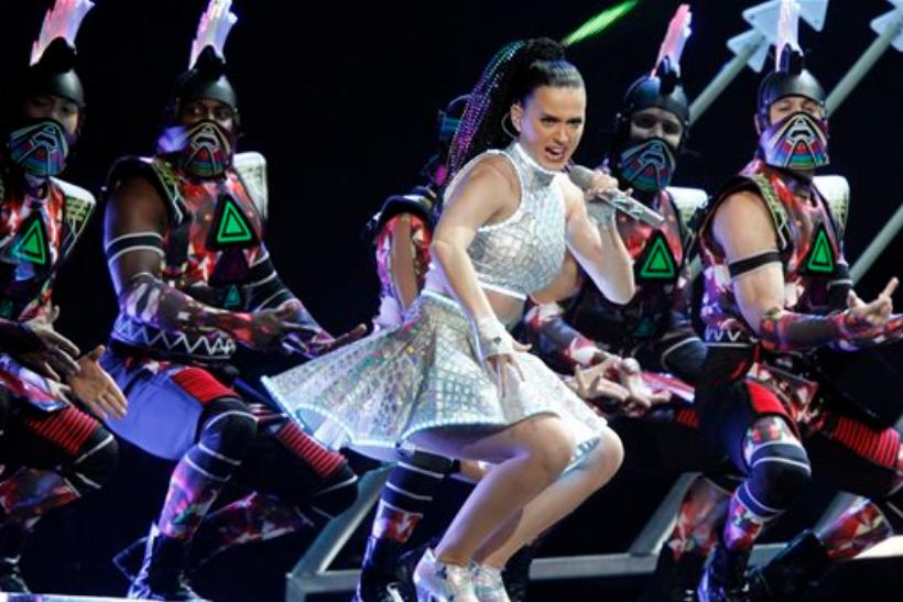 Katy se acercó demasiado a la orilla del escenario. 