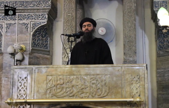 El líder del grupo yihadista Estado Islámico, Abu Bakr al-Baghdadi, autonombrado Califa Ibrahim, durante su prédica en una mezquita de Mosul