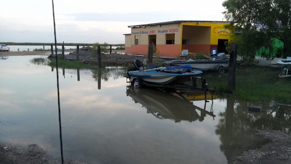 En algunas partes cercanas al vaso lacustre el agua ha salido de su cauce.
