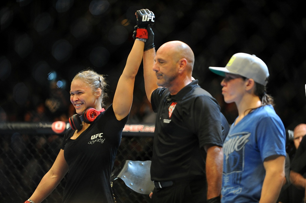 Ronda Rousey retuvo su título al noquear a Alexis Davis