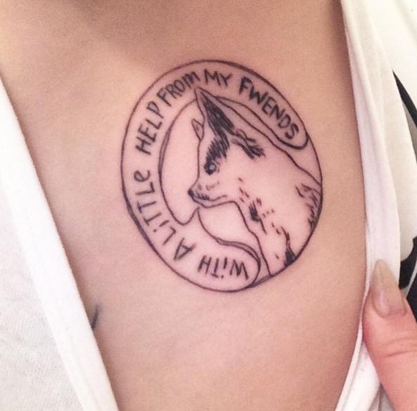 El tatuaje que recuerda a la mascota de Miley Cyrus tiene la leyenda: “Con una pequeña ayuda de mis amigos". 