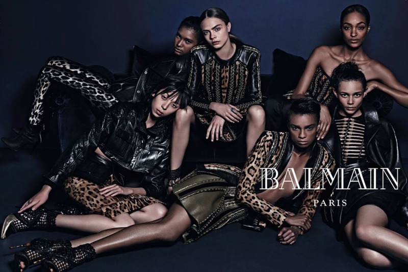 La modelo mexicana Issa Lish aparece junto a Cara Delevingne, Jourdan Dunn, Binx Walton, Ysaunny Brito y Kayla Scotty.