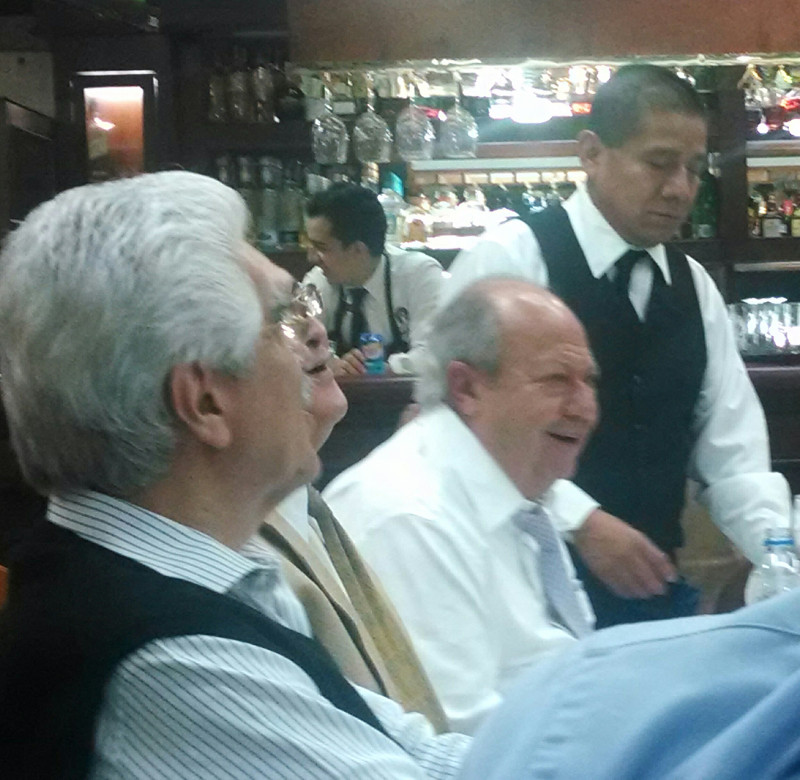 Carlos Romero Deschamps acudió a un cantina cercana al Senado para ver el partido entre Alemania y Brasil.