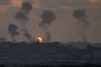 Columnas de humo se levantan tras un bombardeo israelí en la Franja de Gaza