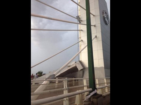 La fuente lluvia provocó que se la caída de una parte de la  mampostería del  puente  ubicado en el periférico norte y blvd. Morelos.