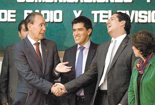 Héctor Gutiérrez de la Garza y Ricardo Nuño, de buen humor en San Lázaro, junto a Martha Gutiérrez.