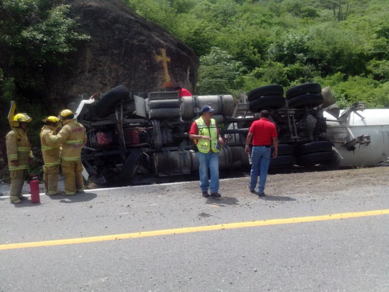 La pipa volcó sin estallar en las inmediaciones de la carretera panamericana Oaxaca-Tehuantepec, cerca del poblado de San Pedro Totolapa.