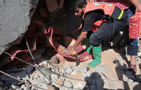 El cuerpo de un palestino es encontrado bajo los escombros tras ataque aéreo israelí 