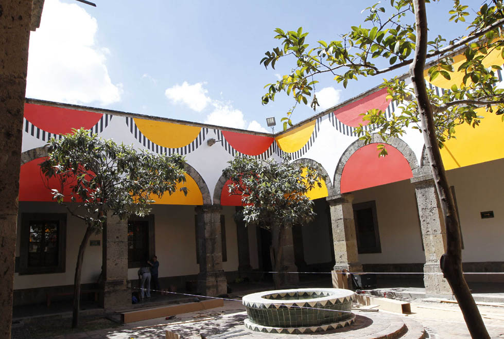 De un patio a otro: Laberinto de Daniel Buren