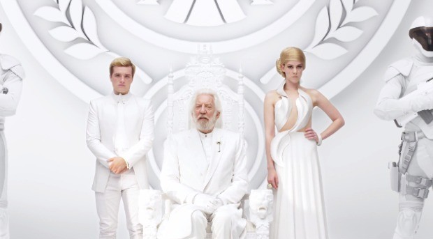 Flanqueado por Peeta y Johanna, el Presidente Snow da un nuevo mensaje, 