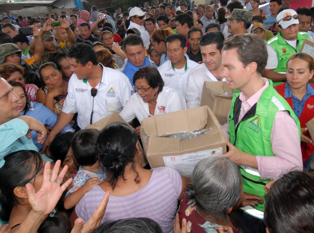 El gobernador de Chiapas y el titular del FONDEN, entregaron despensas a los damnificados. 