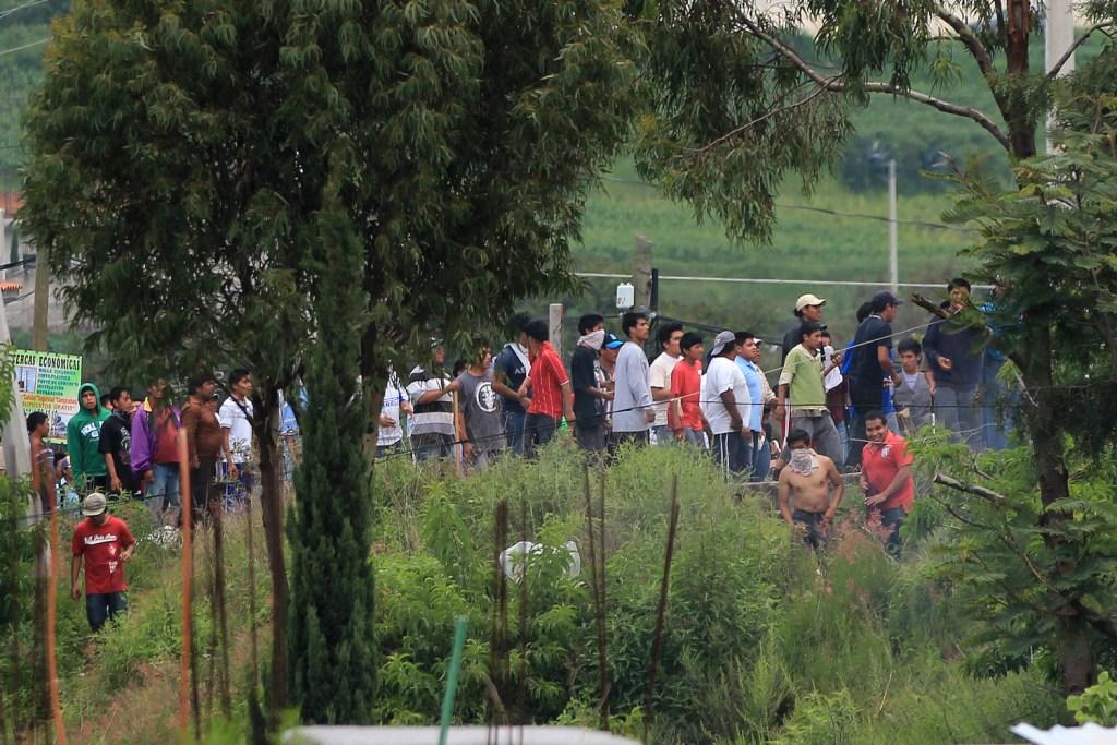 Habitantes de la junta auxiliar de San Bernardino Chalchihuapan se manifiestan por el cierre del registro civil.