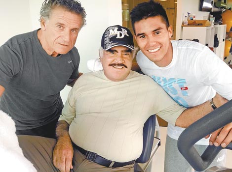 El intérprete se dio tiempo para convivir con Ulises Dávila, al asistir a su tratamiento.