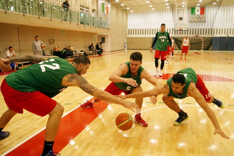 La selección mexicana de basquetbol durante un entrenamiento 