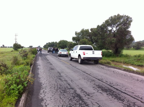 Los cuerpos se encontraban sobre la carretera. 