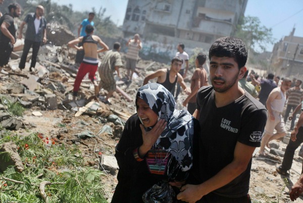 Una mujer palestina recorre los restos de una casa en ruinas tras un ataque aéreo israelí en la ciudad de Gaza. 