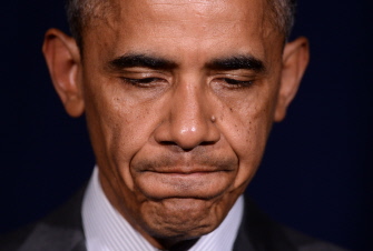 Obama hace una pausa durante su discurso sobre la situación humanitaria de los niños migrantes hoy en Dallas, Texas 