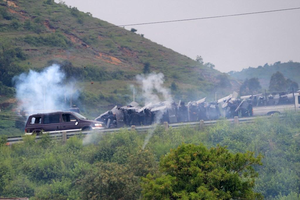 Policías estatales y habitantes de de la junta auxiliar de San Bernardino Chalchihuapan se enfrentaron.