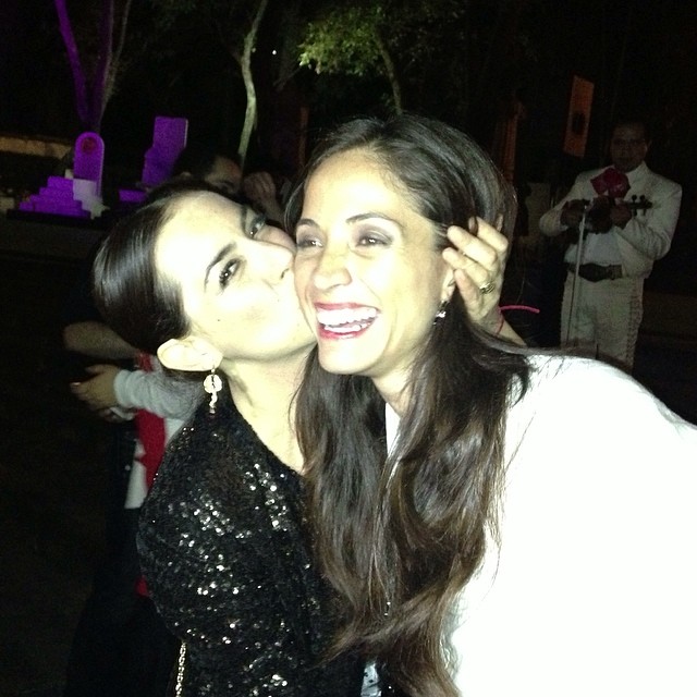 Claudia Cervantes junto a Claudia Lizaldi durante su fiesta de cumpleaños en la Rotonda de las Personas Ilustres.
