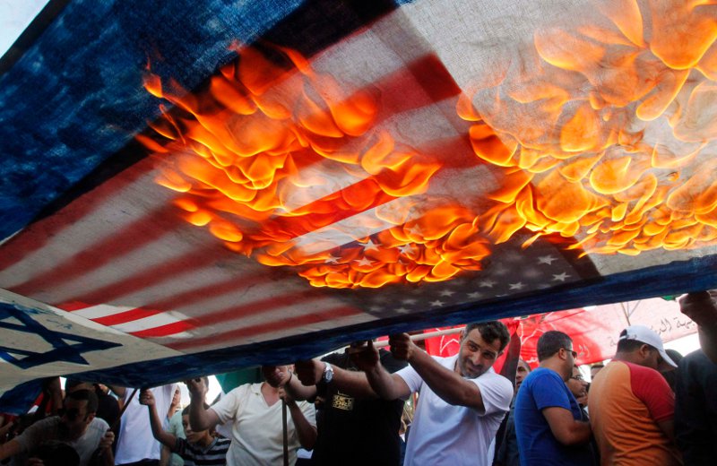 Manifestantes palestinos y libaneses quemaron banderas en protesta contra los bombardeos israelíes.