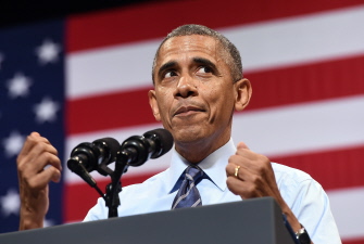 Obama hace un gesto durante su intervención de hoy en el Paramount Theatre de Austin, Texas
