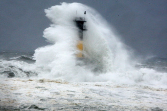 Olas altas golpean a un faro en la isla surcoeana de Jeju, mientras el tifón Neoguri se aproxima a la península de Corea