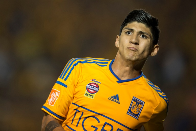 Alan pulido puede ir de titular 