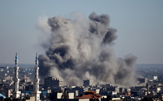 Columnas de humo ascienden de edificios golpeados por un ataque de la aviación israelí en la ciudad de Gaza