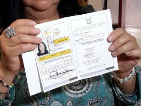 Credenciales de no asalariadas que otorga el gobierno capitalino a trabajadoras sexuales.