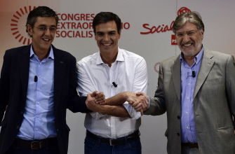 De izquierda a derecha, Eduardo Madina, Pedro Sánchez y Jose Antonio Pérez Tapias, candidatos a dirigir el PSOE