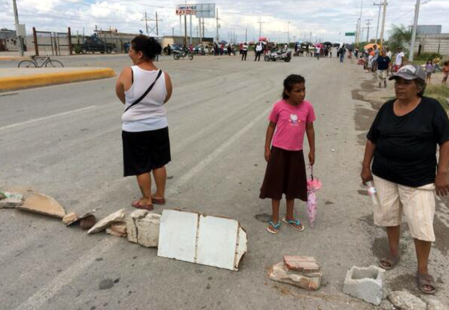 Los vecinos bloquearon la vía con piedras y blocks.