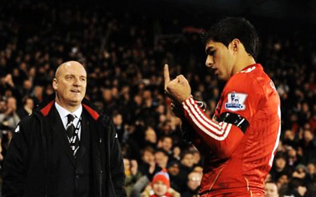 Luis Suárez insultando a la afición del Fulham 