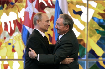 El presidente ruso, Vladimir Putin (i) se abraza a su par cubano, Raúl Castro, en el Palacio de la Revolución en La Habana