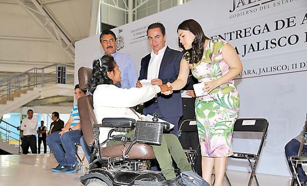 Dentro de los apoyos hay aparatos auditivos y sillas de ruedas.