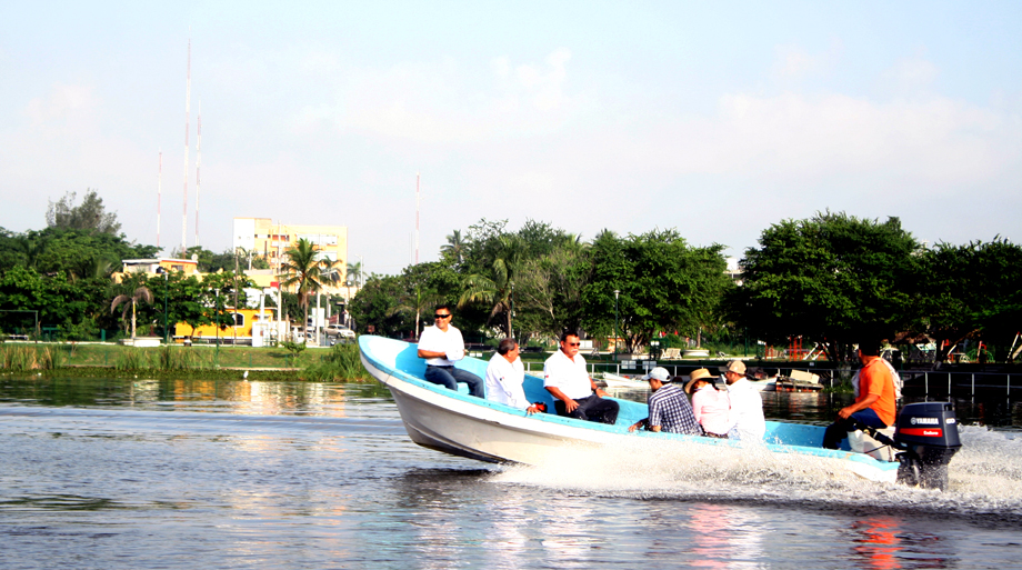 Al efectuar un recorrido por el río Tamesí, el alcalde de Altamira Armando López Flores constató que la creciente del afluente sube lento.