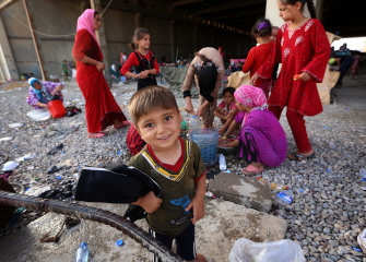 Un niño iraquí que huyó de la violencia en Tal Afar con su familia, posa en el campo de Bahrka, a 10 km de Erbil, en el Kurdistán iraquí