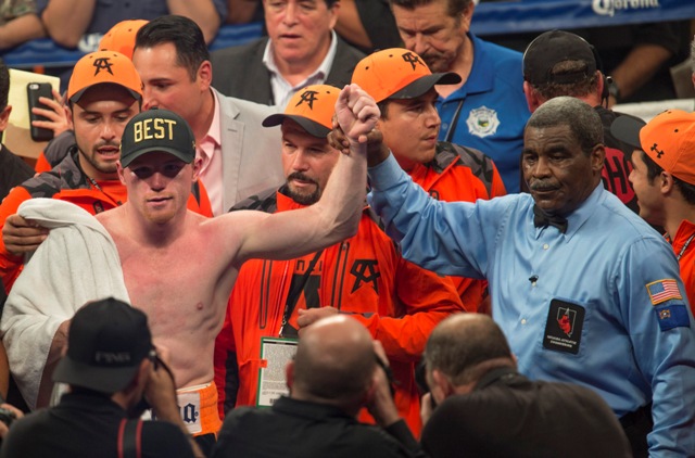 Canelo Álvarez ganó por decisión dividida 
