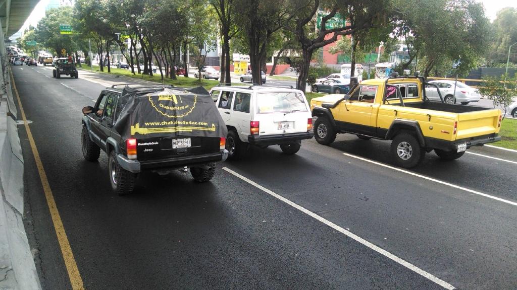 Los inconformes transitan con lentitud sobre Anillo Periférico causando caos vial en esa vía.