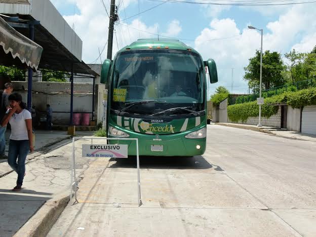 Línea de transporte obstaculiza carril