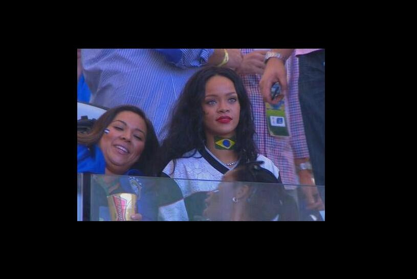 Rihanna se encuentra atenta al duelo final entre Argentina y Alemania. 