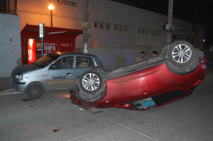 Se vuelca auto