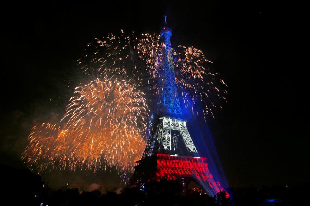Entre fuegos pirotécnicos, la Torre Eiffel fue iluminada con los colores de la bandera de Francia.