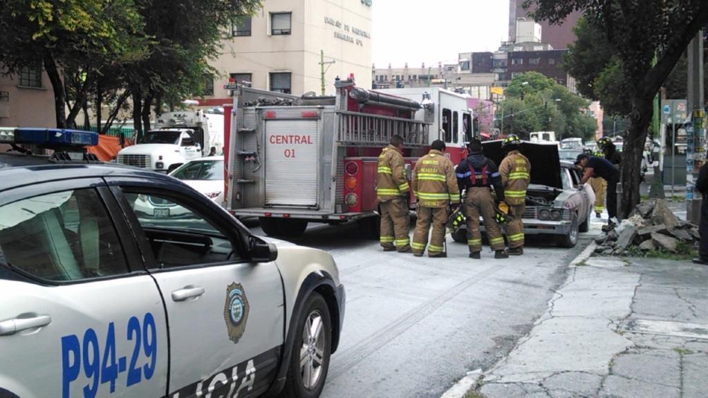 El incendio del automóvil entorpeció el tránsito sobre la avenida Niños Héroes.