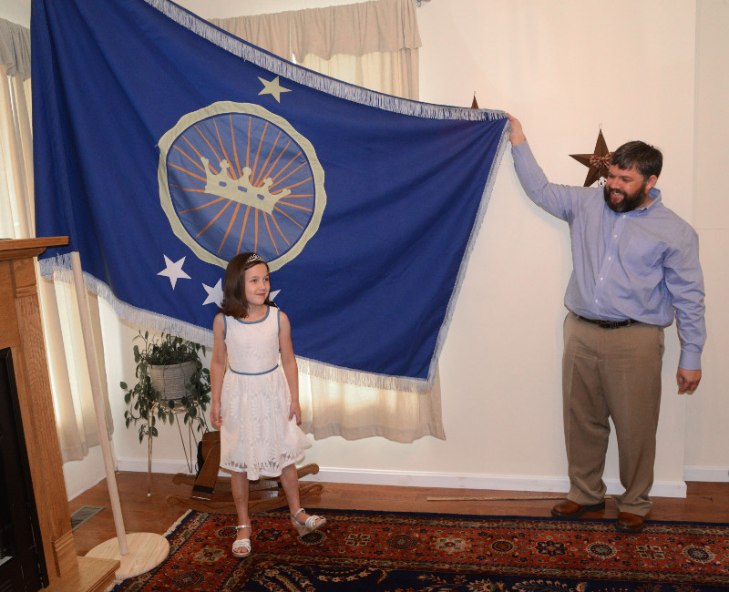 Jeremías Heaton y su hija Emily muestran la bandera que colocaron en Bir Tawil para reclamar su reinado.