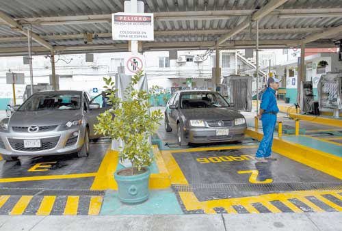 Los autos se someten a una prueba de emisión de contaminantes.