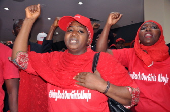 Mujeres con el lema "#Bringbackourgirls" (Traigan a nuestras niñas) reivindican en Abuja el retorno de las niñas plagiadas por Boko Haram 