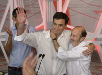 Pedro Sánchez (i) celebra su triunfo en la sede del PSOE en Madrid, junto al todavía secretario general, Alfredo Pérez Rubalcaba (d)